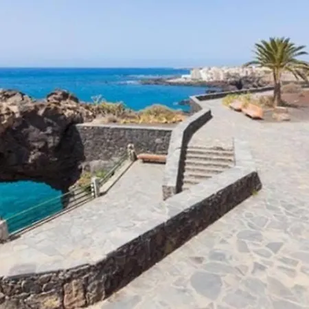 Appartement Cozy One Bedroom With Spacious Terrace. Pool And Garden View