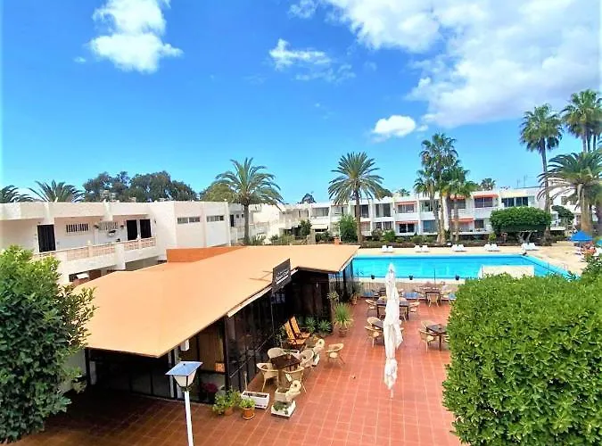 アパート Cozy One Bedroom With Spacious Terrace. Pool And Garden View